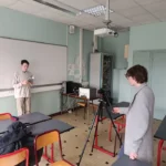 Élève de lycée lisant un texte à voix haute dans le cadre d’un concours de lecture