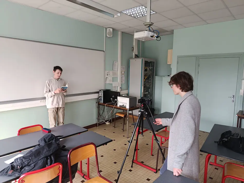 Élève de lycée lisant un texte à voix haute dans le cadre d’un concours de lecture